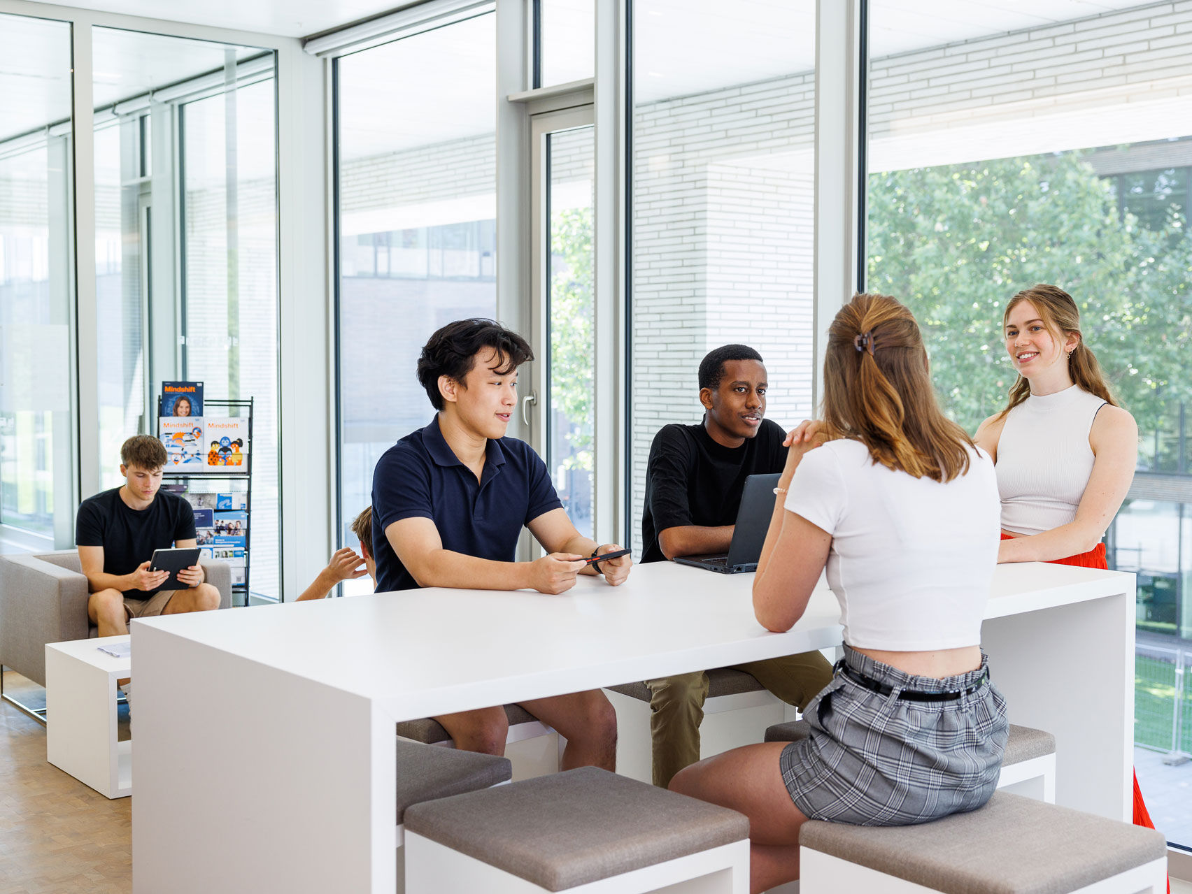 Heterogene Gruppe von Studenten studieren in der Bibliothek